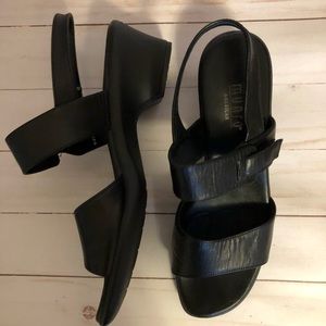 Munro American sandals With a Velcro strap  8.5